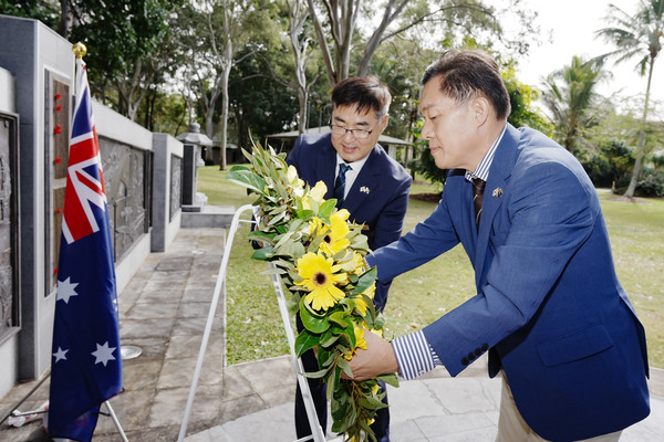 이재준 시장이 3일 퀸즐랜드주 한국전쟁기념비를 찾아 헌화하고 있다.