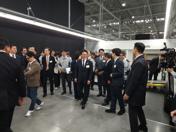 기아 오토랜드 화성을 방문한  김민석 국무총리 와 정명근 화성특례시장